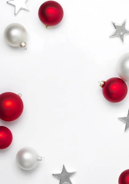 Kopya alanı ile beyaz arka plan üzerinde kırmızı ve beyaz mat Noel yıldız ve topları dekorasyon — Stok fotoğraf