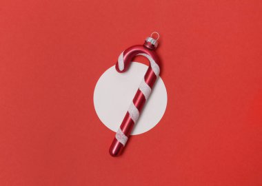 Kırmızı arka plan üzerinde beyaz noel şeker kamışı süsler.