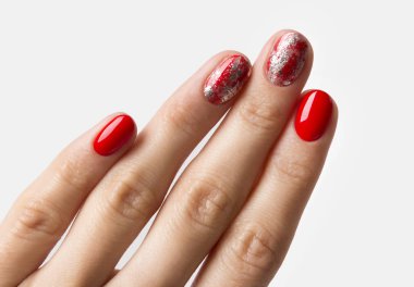 Beyaz arka plan üzerinde güzel manikürlü kadın eli