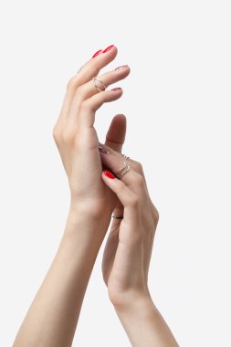Beyaz arka plan üzerinde güzel manikürlü kadının elleri.