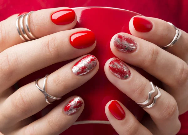 Güzel manikürlü kadının elini elinde cappuccino fincan tutarak