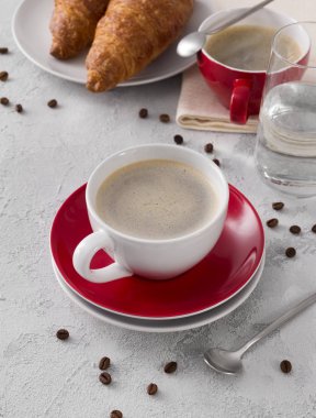 Sıcak lezzetli kahve ve kruvasan ile kahvaltı