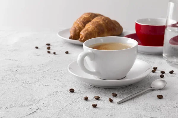 Сніданок з гарячою смачною кавою та круасанами — стокове фото