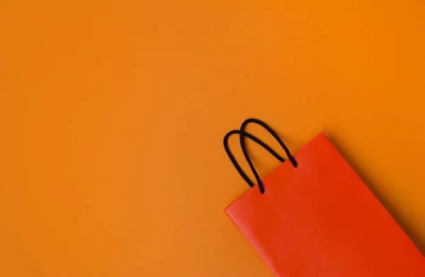 Bolsa de compras de papel naranja con asas negras — Foto de Stock