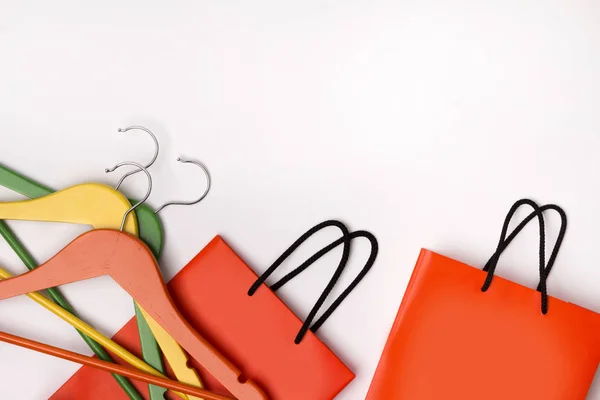 Dva oranžové papírové nákupní tašky s barevnou kostrou na bílém — Stock fotografie