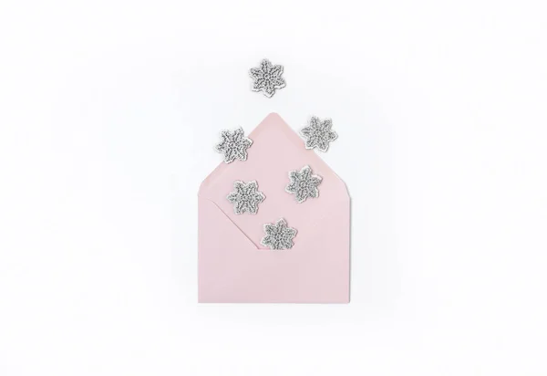 Sobre rosa con copos de nieve aislados sobre fondo blanco — Foto de Stock