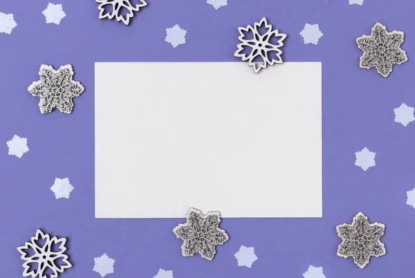 Carta de felicitación en blanco con copos de nieve de madera en la espalda púrpura — Foto de Stock