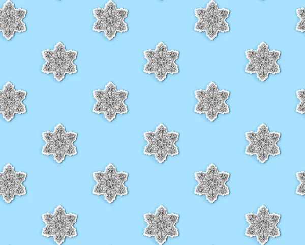Naadloos patroon van sneeuwvlokken op blauwe pastel achtergrond met co — Stockfoto