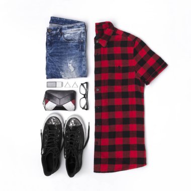 Düz lay Üst görünüm kadın tarzı ekose t shirt, kot pantolon, s ile bakmak