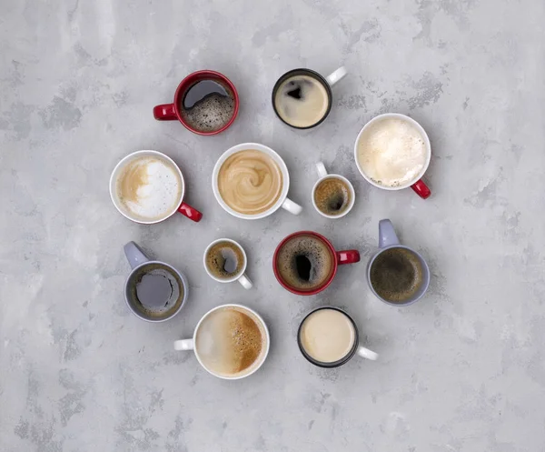 Varios café en diferentes tazas en el fondo gris concreto — Foto de Stock