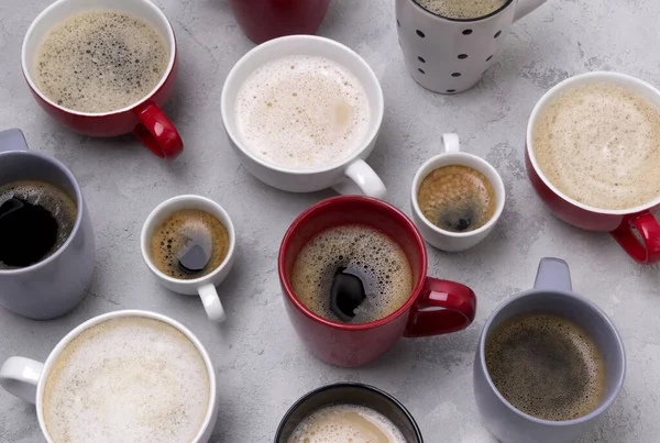 Varios café en diferentes tazas en el fondo gris concreto — Foto de Stock