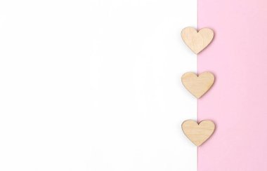 Pastel pembe arka planda tahta kalpli mektup ya da tebrik kartı.