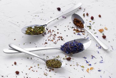 Düz kırmızı yapraklar, meyve, baharatlı bitki çayı.