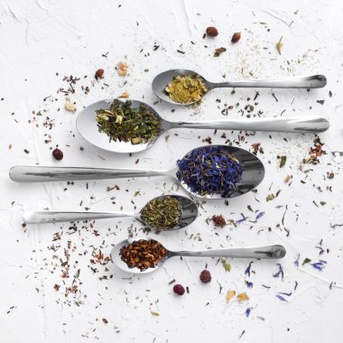 Düz kırmızı yapraklar, meyve, baharatlı bitki çayı.