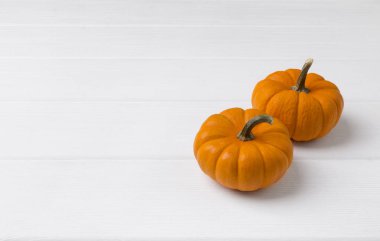 Sonbahar kompozisyonu. Beyaz ahşap arka planda balkabakları