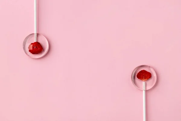 Domácí Lízátka Přírodních Dehydratovaných Bobulí Růžovém Pozadí Zdravý Žádný Cukr — Stock fotografie