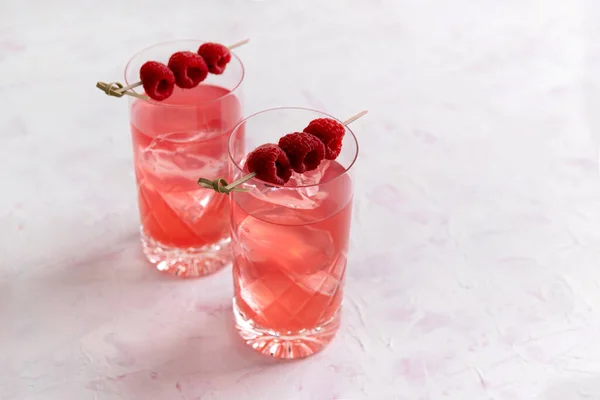 Cocktail Rosa Rosa Con Lampone Cristallo Sul Tavolo Trendy Estate — Foto Stock