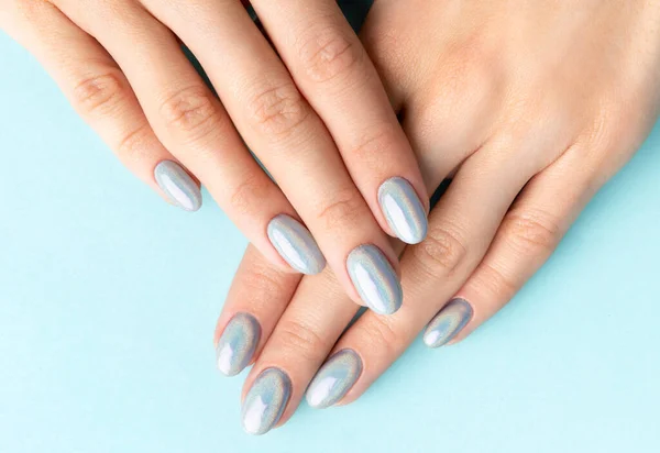 Les Mains Jeune Femme Adulte Avec Des Ongles Holographiques Mode — Photo