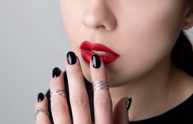 Parlak makyajlı ve siyah tırnaklı güzel bir kadın. Moda kızları portresi. Güzellik salonu konsepti.