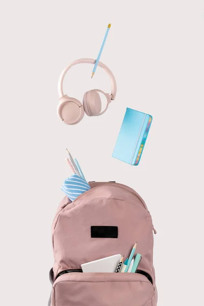 Ofis malzemeleri beyaz masanın üzerinde duruyor. Okula geri dön. Çalışma eğitimi. Yaratıcı düzen.