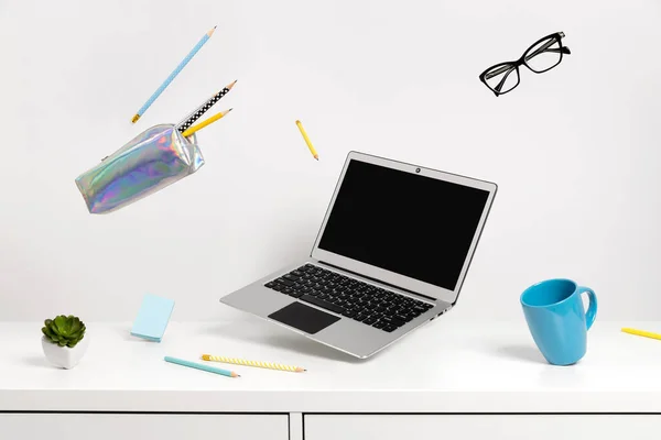 Ofis malzemeleri beyaz masanın üzerinde duruyor. Okula geri dön. Çalışma eğitimi. Yaratıcı düzen.