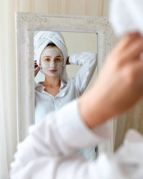 Wanita Cantik Mengenakan Masker Wajah Kamar Tidur Cermin Refleksi Konsep — Stok Foto