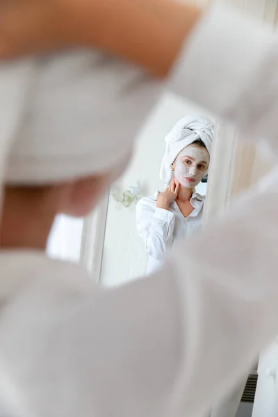 Jovem Bela Mulher Aplicar Máscara Facial Quarto Reflexão Espelho Cuidados — Fotografia de Stock