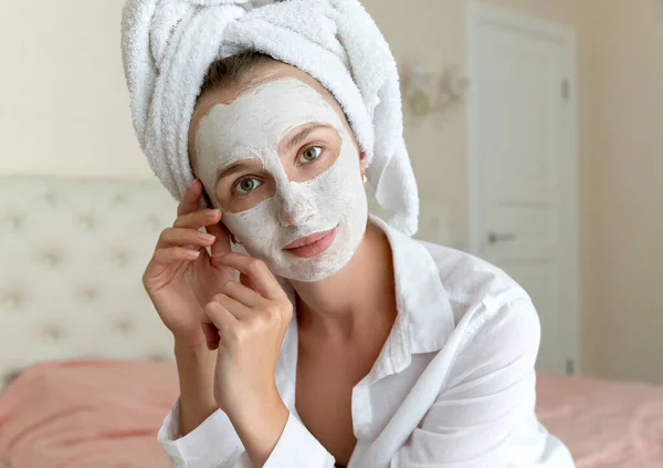 Wanita Cantik Mengenakan Masker Wajah Kamar Tidur Konsep Perawatan Tubuh — Stok Foto