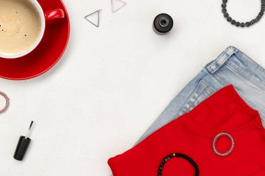 Beyaz arka planda kadın kıyafetleri ve aksesuarları..