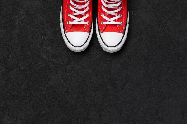 Шаблон Літнім Взуттям Чорному Тлі Плоский Вигляд Зверху Червоні Кросівки — стокове фото