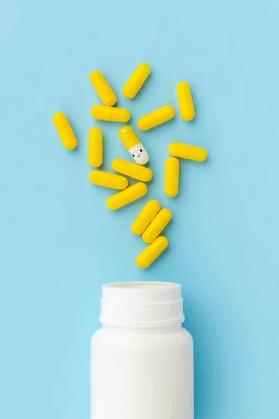 Žluté Medicínské Pilulky Vylévající Lahvičky Léky Modrém Pozadí Horní Pohled — Stock fotografie