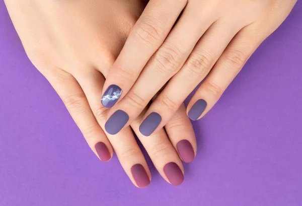 Piękny Fioletowy Bordowy Matowy Manicure Kreatywnym Tle Modne Wiosna Lato — Zdjęcie stockowe