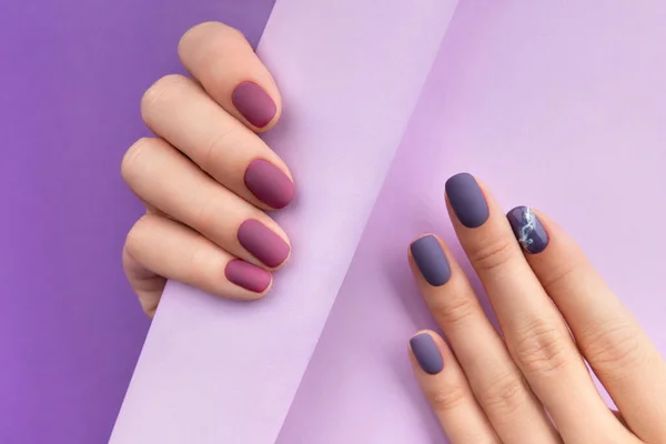 Piękny Fioletowy Bordowy Matowy Manicure Kreatywnym Tle Modne Wiosna Lato — Zdjęcie stockowe