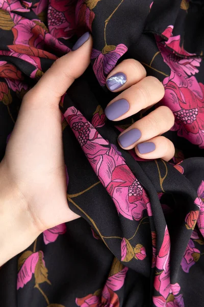 Hermosa Mano Mujer Con Tela Manicura Mate Púrpura Diseño Uñas — Foto de Stock