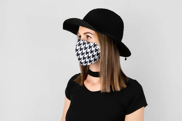 Retrato de moda de mulher bonita na máscara protetora na moda — Fotografia de Stock