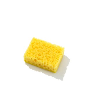 Bulaşık yıkamak için kullanılan sarı sünger beyaz arka planda izole edilmiş. Temizlik hizmeti kavramı