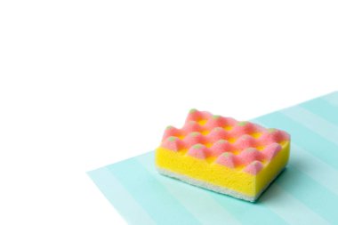 Çok renkli arka planda bulaşık yıkamak için süngerleri olan yaratıcı bir düzen. Temizlik hizmeti kavramı