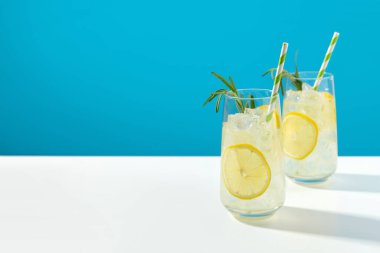 Mavi arka planda biberiyeli buzlu limonata.