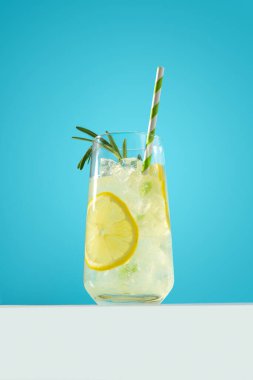 Mavi arka planda biberiyeli buzlu limonata.