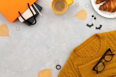 Gri arka planda kadın kıyafetleri ve aksesuarları. Moda sonbahar alışverişi modeli.