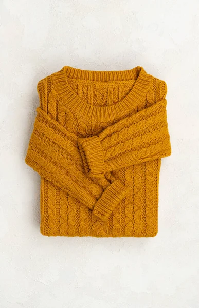 Gri arka planda kadın kıyafetleri ve aksesuarları