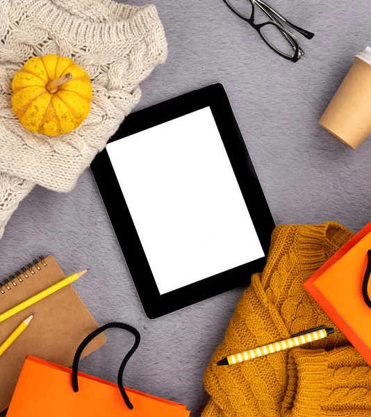 Gri arka planda kadın kıyafetleri ve aksesuarları