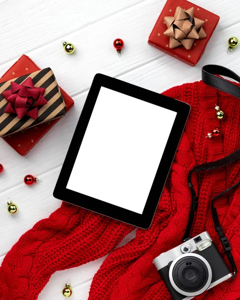 Noel alışverişi modeli süveter, hediyeler ve ahşap arka planda süslemeler. Karşılama daveti için en üstteki görünüm düz şablonu