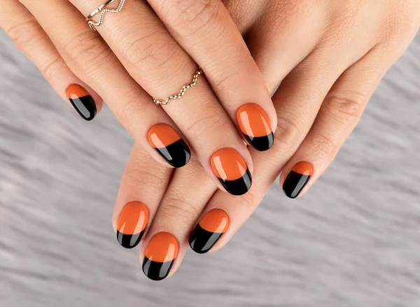 Mão Mulher Cuidada Sobre Fundo Peludo Design Unhas Laranja Halloween — Fotografia de Stock