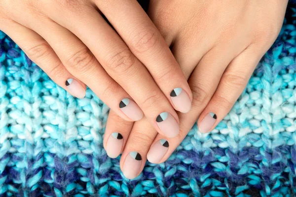 Hermosas manos de mujer arreglada con diseño de uñas mate en suéter — Foto de Stock