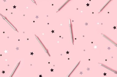 Yıldız konfetisi deseni ve pembe arka planda mumlar. Doğum günü afişi tebrik kartı