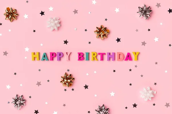 Feliz Aniversário Inscrição Cartas Coloridas Madeira Com Estrela Confetti Modelo — Fotografia de Stock