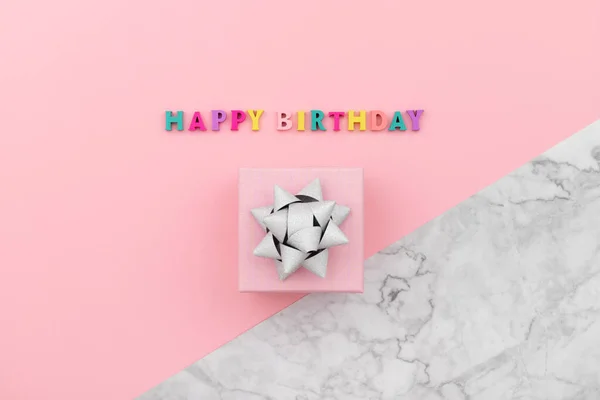 Happy Birthday Inschrift Aus Hölzernen Bunten Buchstaben Mit Geschenkkarton Vorlage — Stockfoto