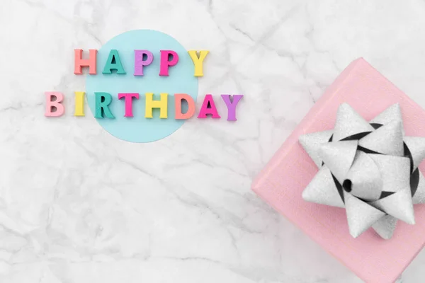 Happy Birthday Text Aus Hölzernen Bunten Buchstaben Mit Geschenkbox Geburtstags — Stockfoto