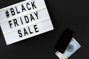 Işıkkutusu üzerinde Kara Cuma satış metni ile yaratıcı üst görünüm düz promosyon kompozisyonu